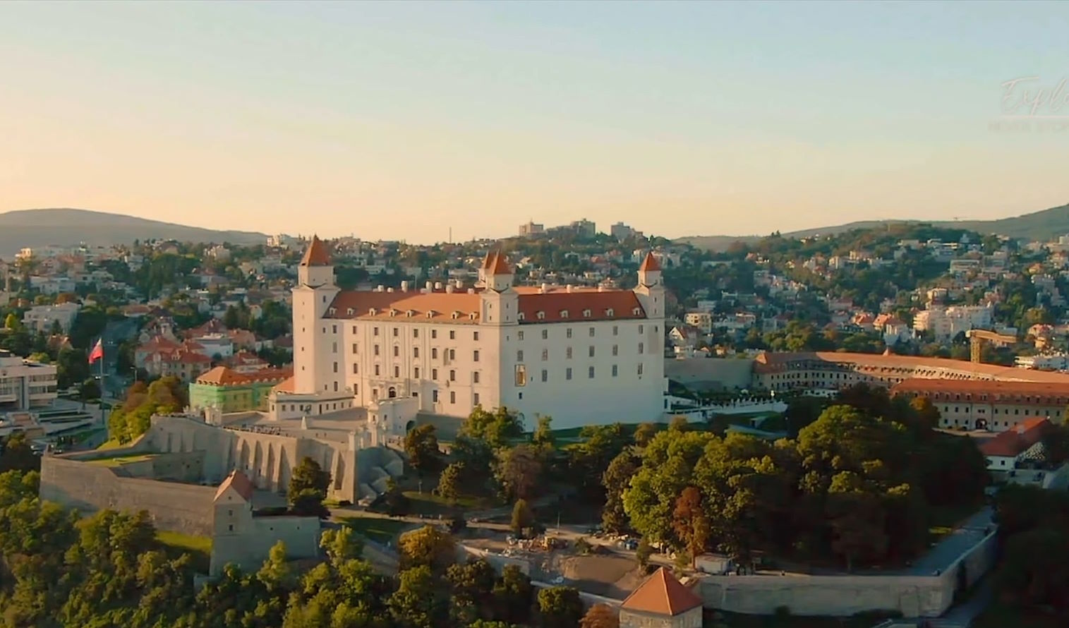 Vista de Bratislava, capital de Eslovaquia con el castillo en primer plano