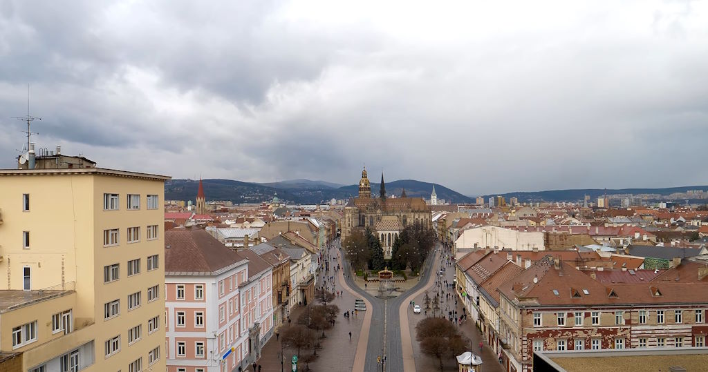 Vista del centro de Kosice con la catedral de Santa Isabel