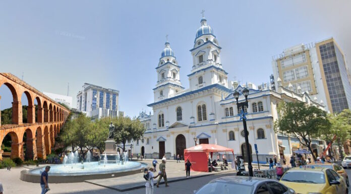 Iglesia San Francisco ( Parroquia Nuestra Señora de los Ángeles) junto al famoso acueducto romano de Guayaquil