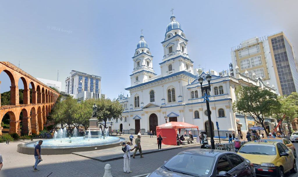 Iglesia San Francisco ( Parroquia Nuestra Señora de los Ángeles) junto al famoso acueducto romano de Guayaquil